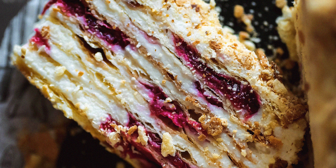 Домашний торт "Наполеон с заварным кремом Пломбир и вишней": подробный рецепт с фото