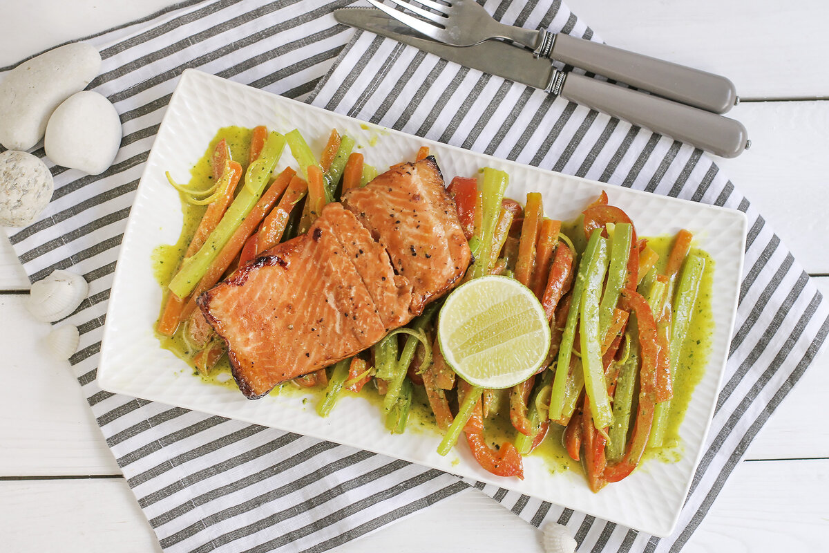 Запеченная форель в устричном соусе с овощным крудите