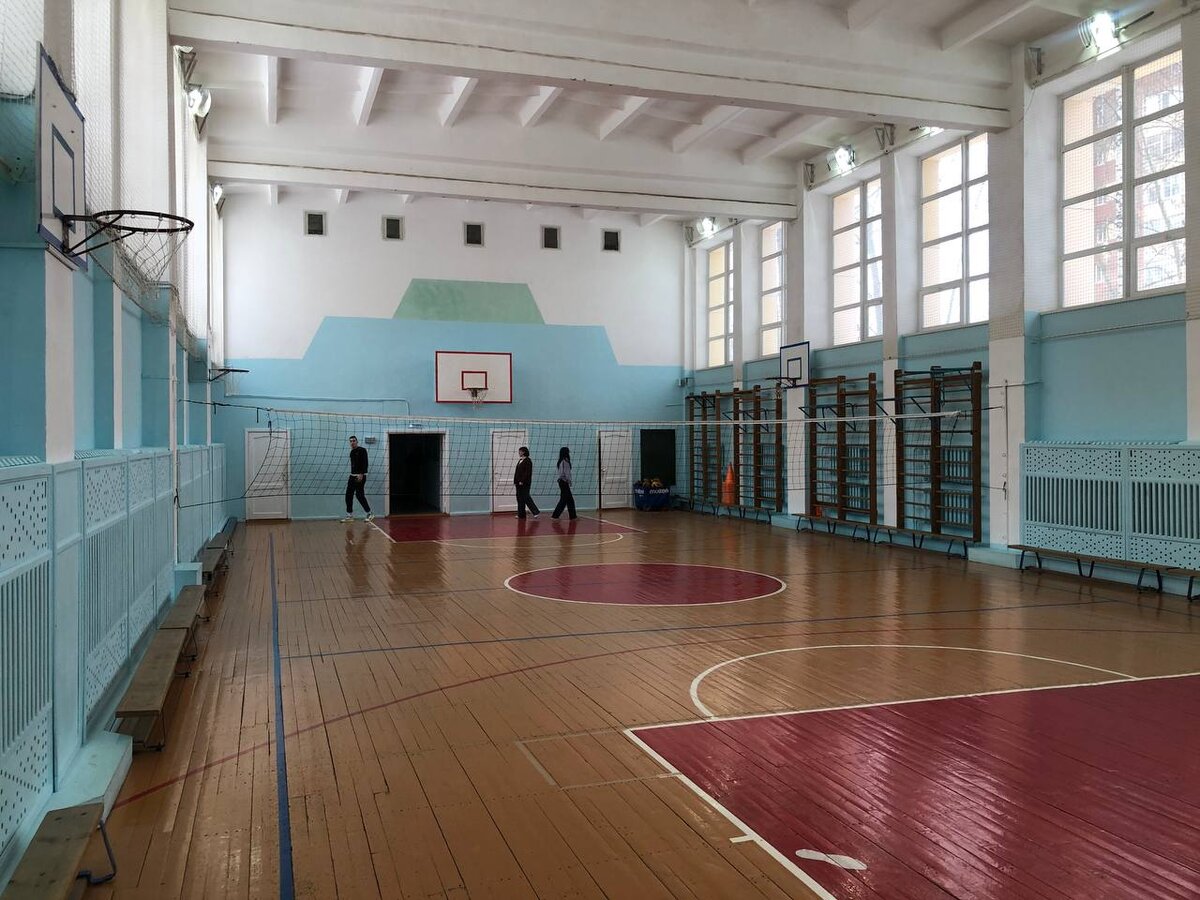 На фото автора спортзал 4-ой школы Урая который на мой взгляд нужно превратить в бассейн
