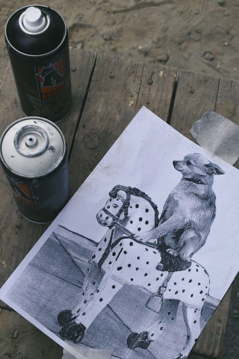 Люся позирует.