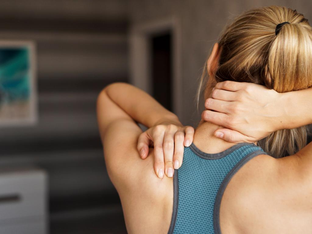  В этой статье представлены пять распространенных причин болей в шее и их лечение, а также общие симптомы, которые помогут их идентифицировать. 1.-2