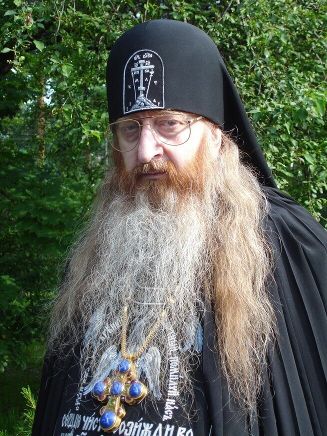 Схиархимандрит Авраам (Рейдман) (1953), член Епархиального Совета, духовный цензор Екатеринбургской епархии, духовник Ново-Тихвинского женского монастыря Екатеринбурга и Свято-Косьминской мужской пустыни с. Костылева.