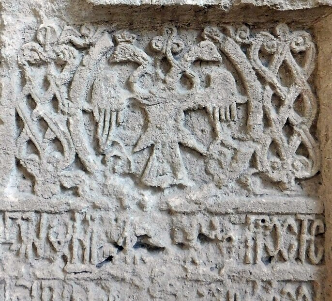 Герб князей Феодоро на закладной плите в крепости Мангупа (в  Крыму). 1425 год. Фото автора.