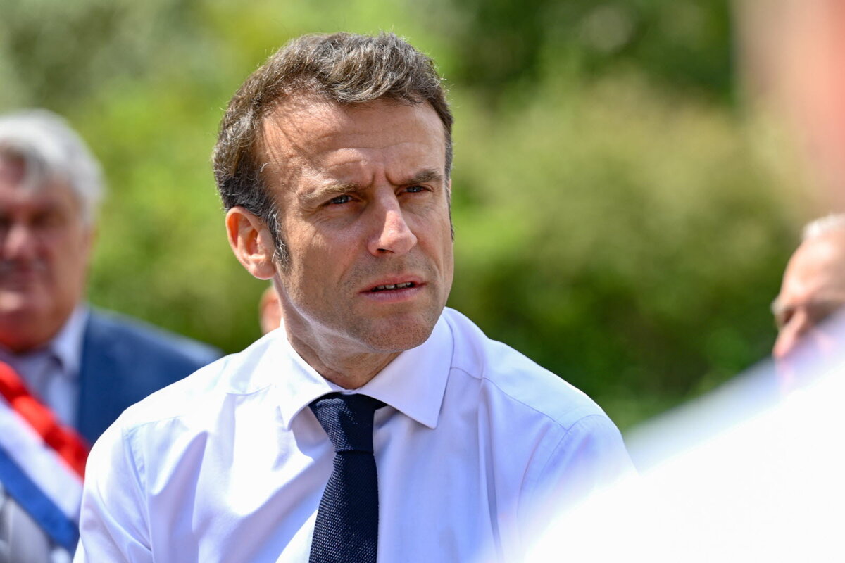 https://cdn-s-www.ledauphine.com/images/B8E71DFC-86A1-4C59-AEED-85BB7AA61AD3/NW_raw/emmanuel-macron-a-effectue-une-visite-surprise-a-perols-jeudi-apres-s-etre-rendu-a-ganges-photo-sipa-philippe-magoni-1682172974.jpg