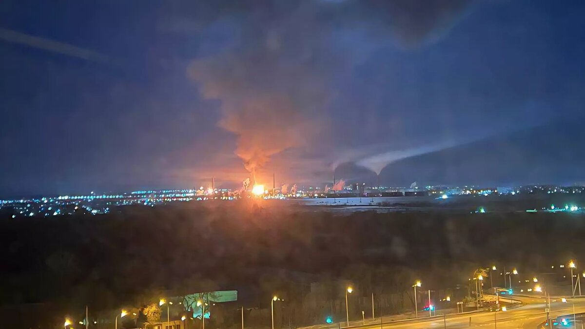     Очередная атака дронов на стратегические предприятия в глубине страны вызывает новые вопросы: насколько эффективно власти могут защитить нефтяную инфраструктуру. В отрасли растет понимание, что эти события будут повторяться, если не купировать источник.