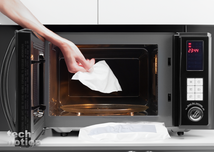 Влажные салфетки помогут при очистке (Микроволновая Печь Hyundai HYM-D3009) / Изображение: дзен-канал technotion