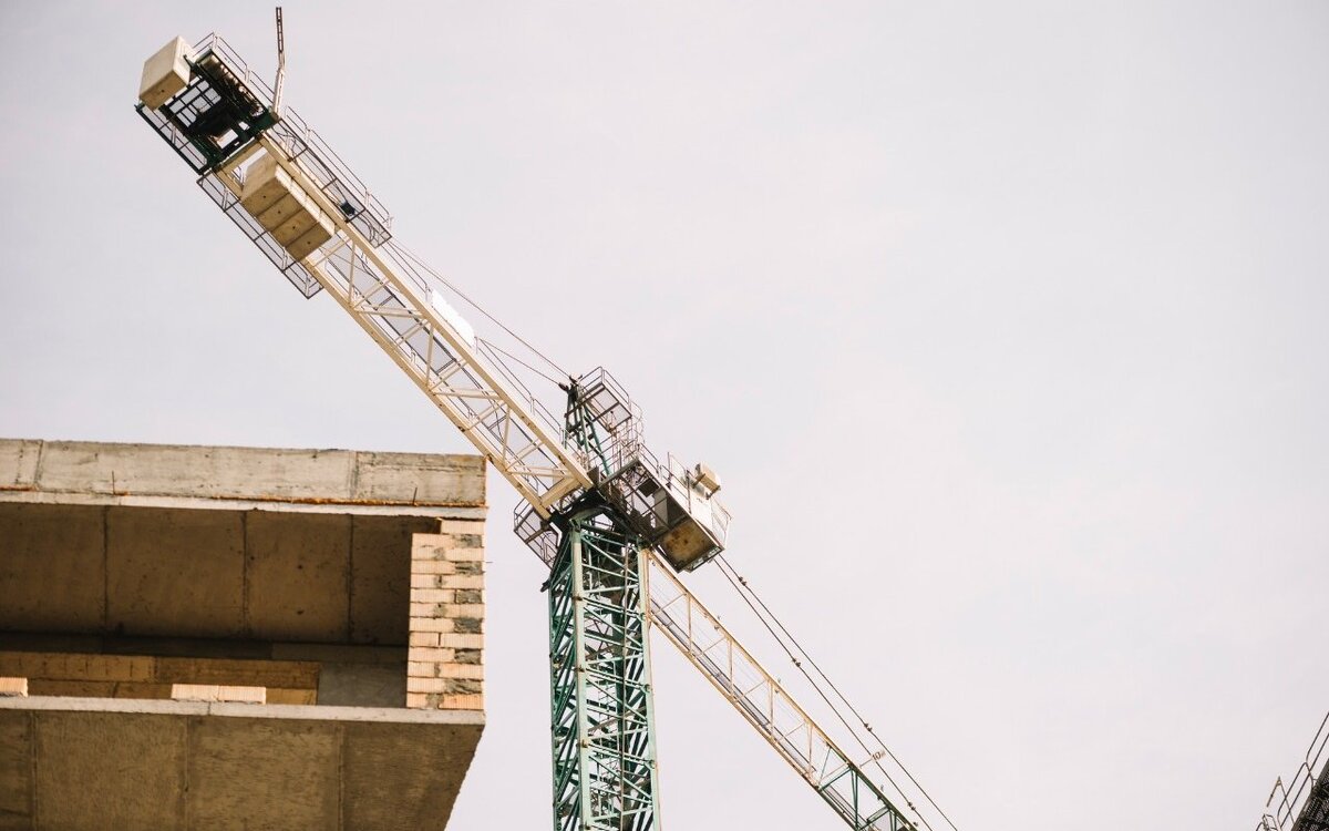    Прокурорский тренд – 2024: отбирать у воронежских девелоперов землю даже там, где стройка уже началась? Фото с Freepik