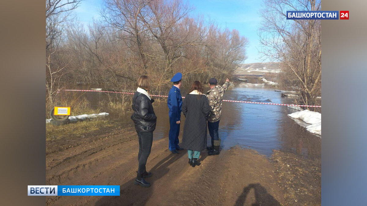    В Башкирии из-за подъема уровня воды в реке затопило низководный мост, ведущий к деревне