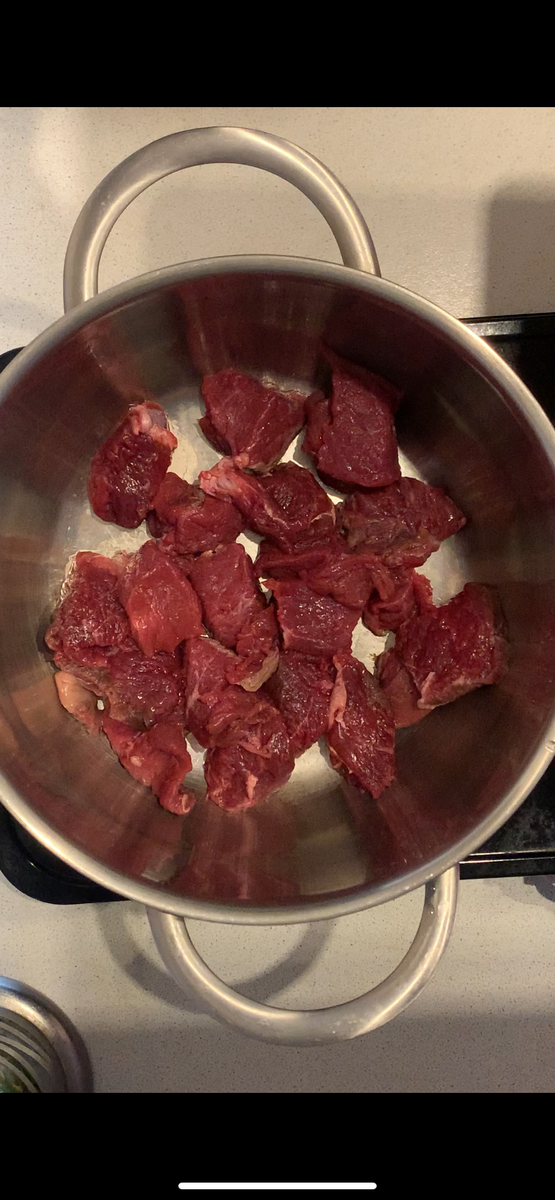 В кастрюлю выкладываем мясо