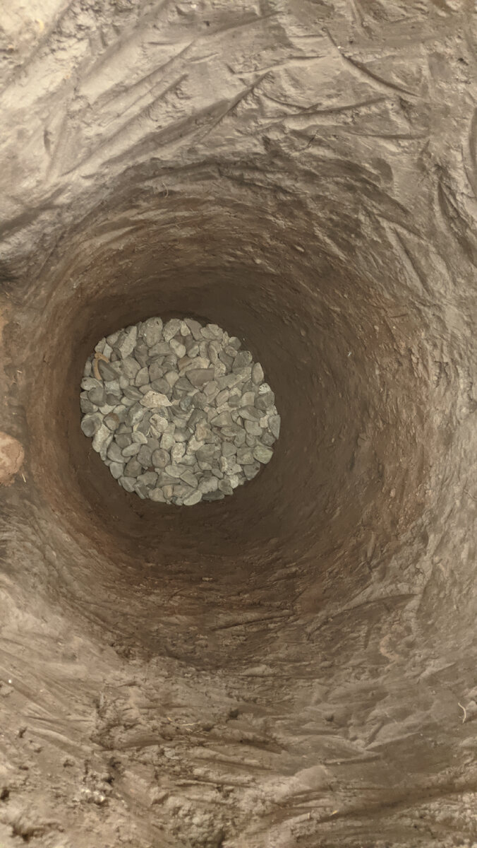 За день получилось выкопать небольшой двухметровый колодец. 