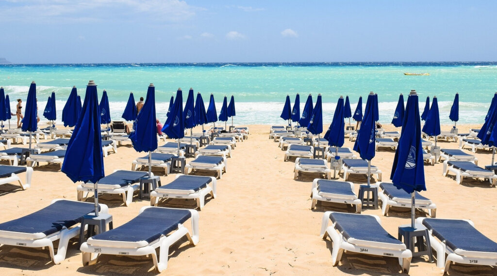 Курортный рай в обилии яркого солнца, бескрайнего синего неба – все это о Кипре. За право обладания островом велось немало межгосударственных распрей. Нет ни одного человека, оставшегося равнодушным к природе этого удивительного уголка планеты.