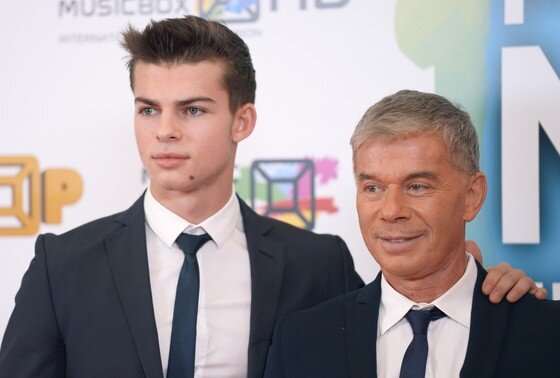    Певец Олег Газманов с сыном Филиппом (слева)