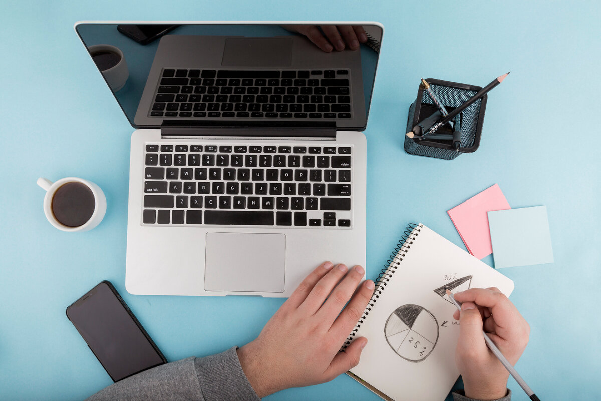 <a href="https://ru.freepik.com/free-photo/flat-lay-of-desk-concept-with-laptop_7080360.htm#fromView=search&page=1&position=1&uuid=8ca622f6-5415-4e17-ac13-9e2dac57b436">Изображение от freepik</a>