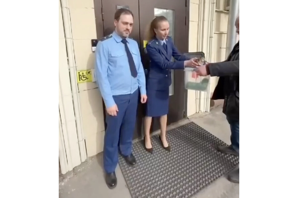 @pravomos / Telegram📷Сотрудники московской прокуратуры передали вальдшнепа работникам департамента природопользования и охраны окружающей среды