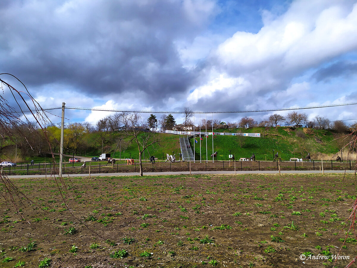 Смотровая площадка на холме. Вид из парка