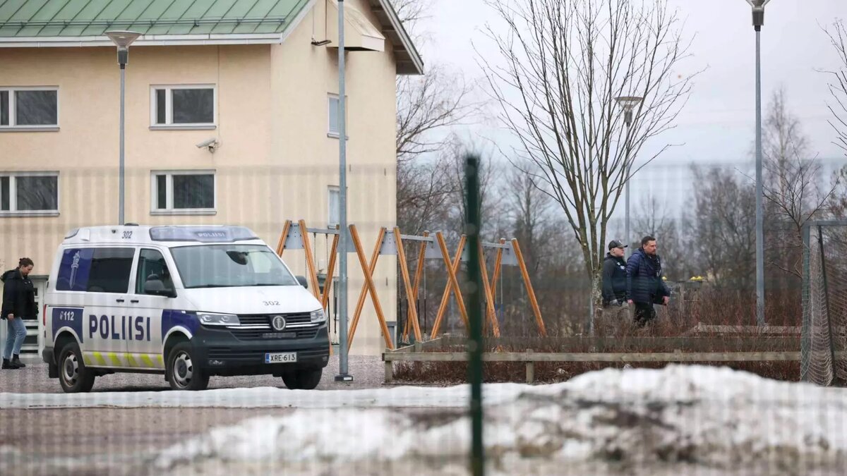     В финском городе Вантаа 12-летний ребёнок пришёл в школу с огнестрельным оружием. Один школьник убит, два получили тяжёлые ранения.