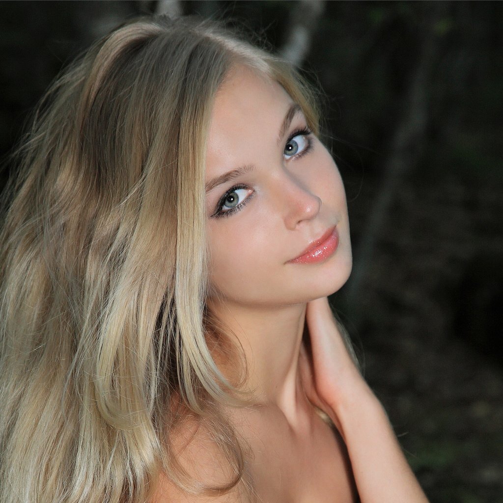 Фотография с сайта: https://wallpapersgood.ru/girls/devuska-blondinka-ulybka-vzglad-model-volosy-lico-sienna-w116602/download/1024x1024