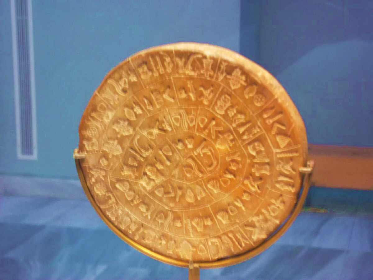 Фестский диск. Археологический музей Крита, Ираклион. Фото автора