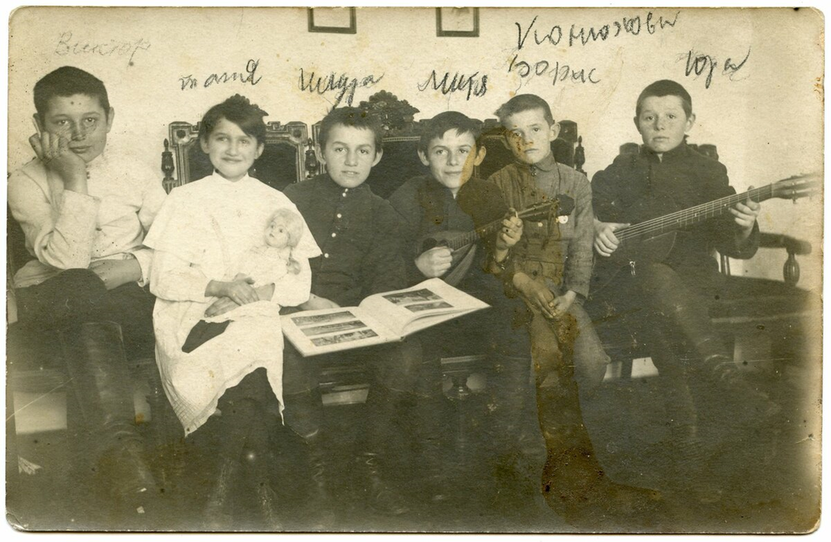 Таня Конюхова со своими одноклассниками. Ташкент, конец 1930-х