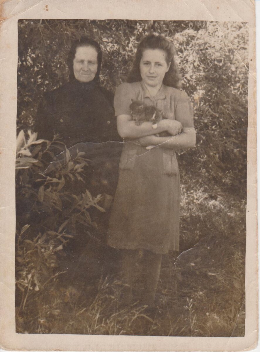 Рита с мамой, нашей бабинькой.