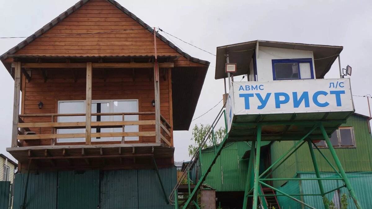     Жители Нижнего Новгорода пожаловались, что неизвестные спиливают замки на домиках и гаражах лодочной станции «Турист» в районе Гребного канала. Детали увиденного они рассказали корреспонденту NewsNN.