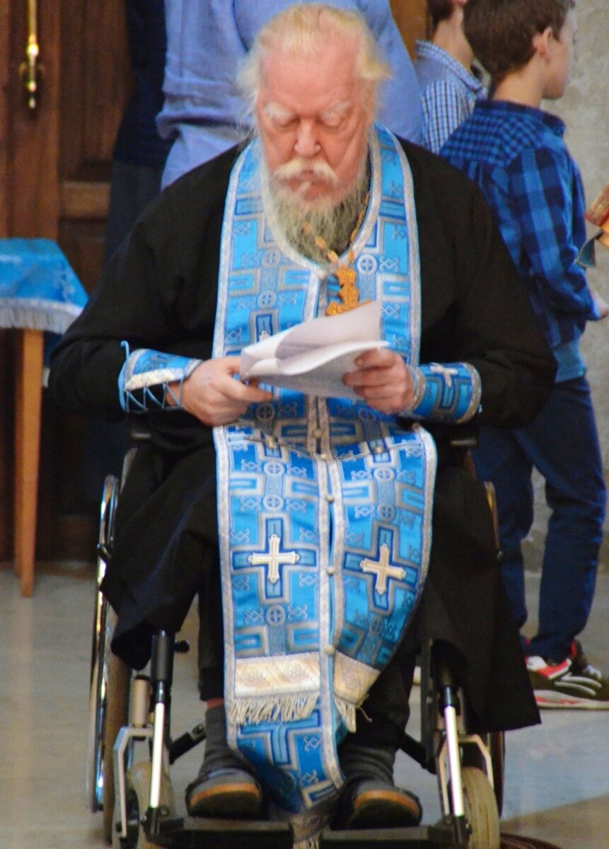 После того, как отец Димитрий переболел коронавирусом, у него обострились хронические заболевания. Он не мог ходить и последние месяцы своей жизни провёл в инвалидной коляске.