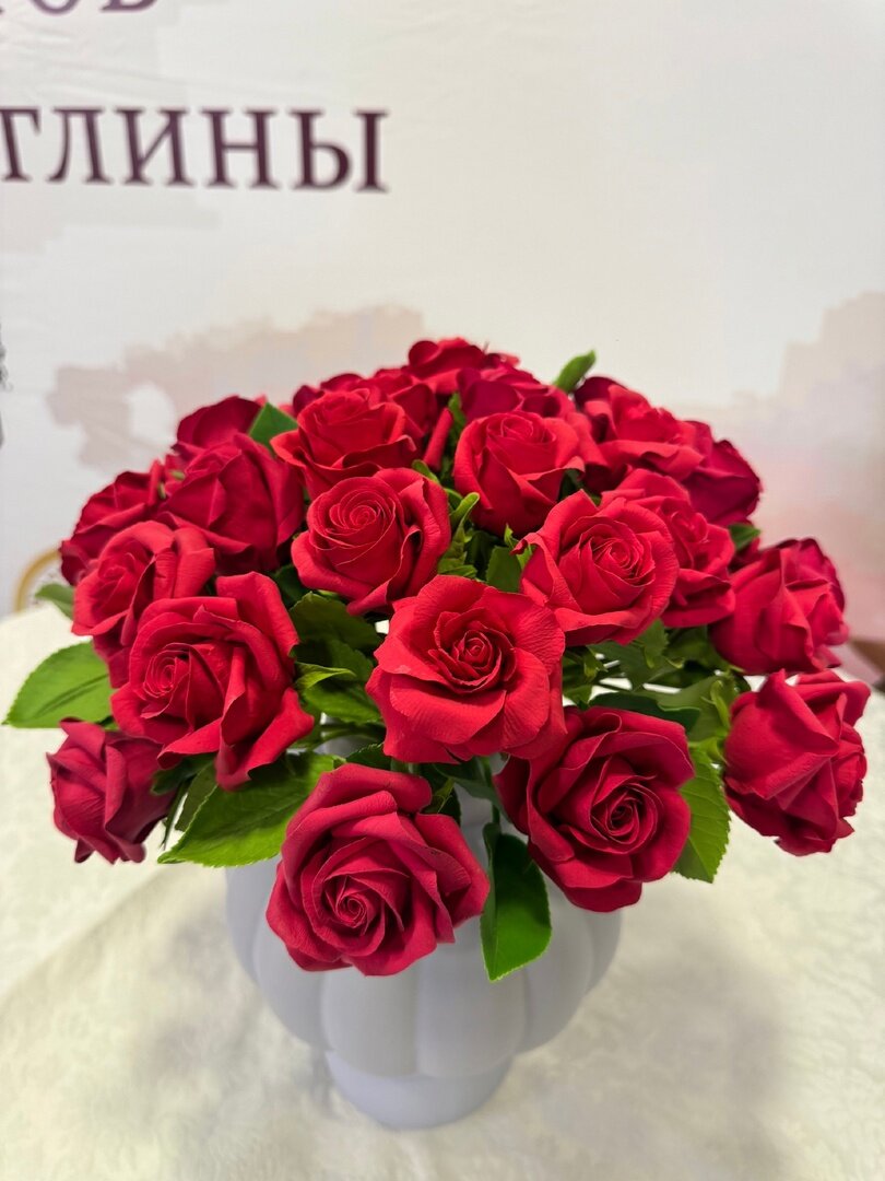 35 красных роз из зефирной глины, высота букета 39 см диаметр 35 см