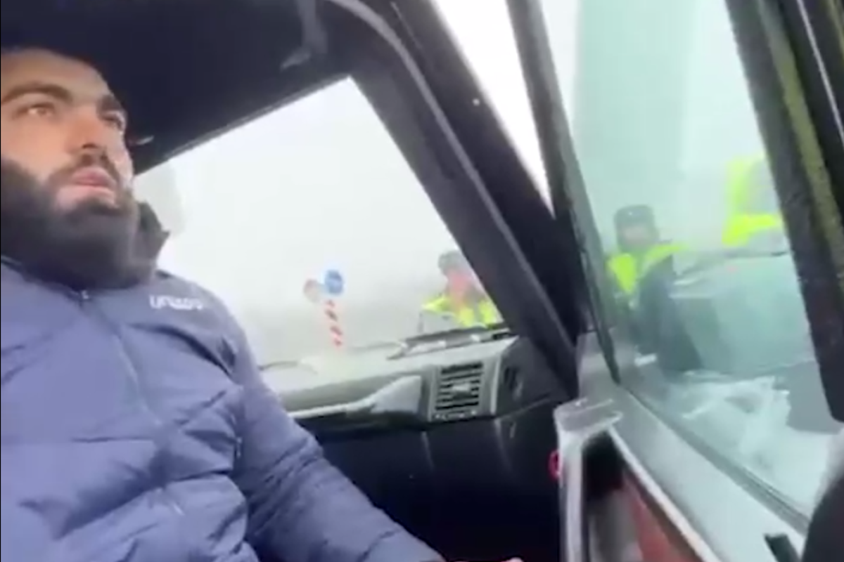    Водитель чёрного внедорожника во время задержания отрицал свою вину.