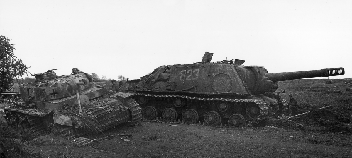ИСУ-152 «Зверобой» рядом с подбитой немецкой машиной передовых артиллерийских наблюдателей Pz.Beob.Wg. III, Восточная Пруссия, 1945;