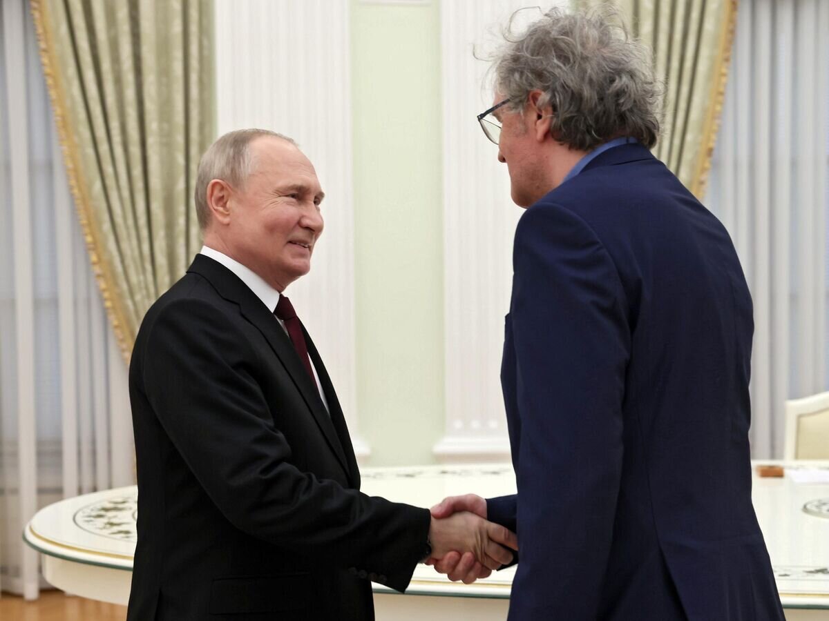    Президент РФ Владимир Путин и сербский режиссёр, актёр и сценарист Эмир Кустурица во время встречи© РИА Новости / POOL