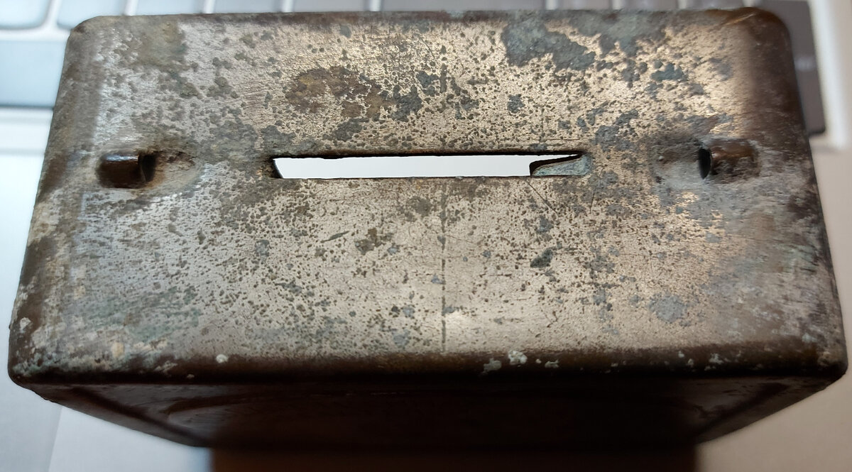 Вид на ящичек сверху. В щель засовывали разные денюжки. Ручка, к сожалению, потерялась