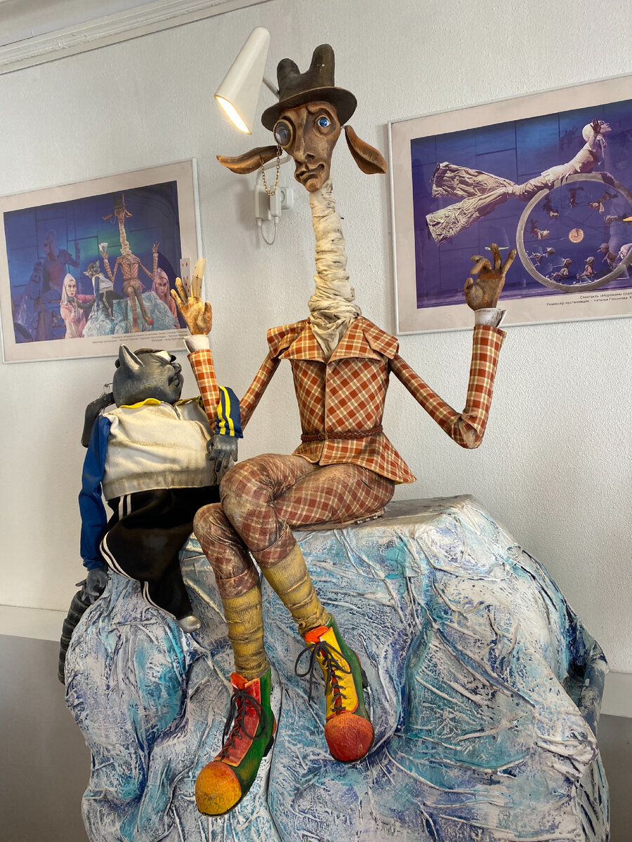 Фото автора. В фойе театра обитают куклы из разных спектаклей. На экскурсии мы видели далеко не все. И сейчас тоже не все смогли обойти и рассмотреть! 