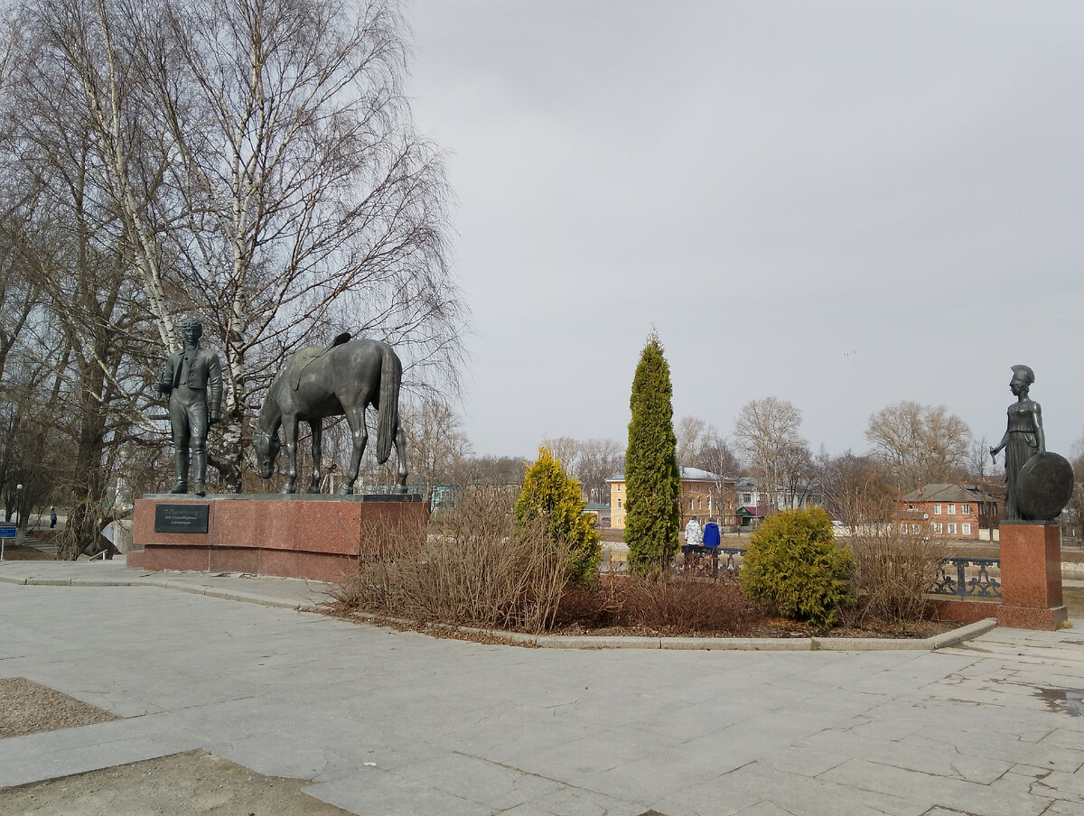 Памятник вологодскому поэту К.Н. Батюшкову (в народе - "памятник коню") на берегу реки, фото автора