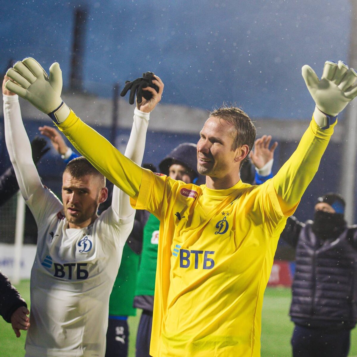 Матч проходил в сложных условиях. Фото fcdm.ru