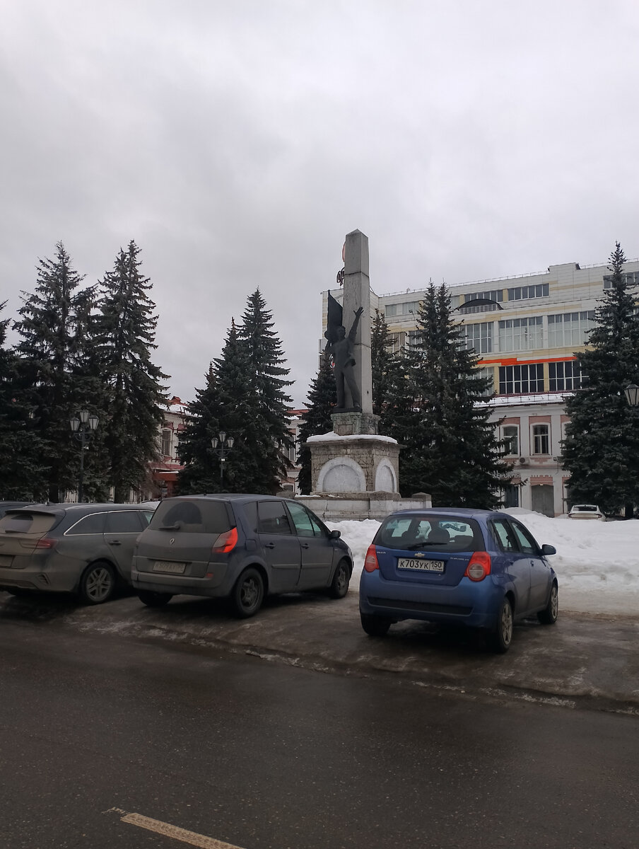 Когда-то этот памятник знали все в Советском Союзе. Морозовскую стачку изучали в школе. Теперь властьпредержащие хотят вытравить из сознания людей память о борьбе морозовских ткачей за  свои права,за право жить как люди. Памятник постепенно разрушается. С постамента исчезли металлические детали. Разрушается  обелиск. Про то ,что этот памятник ещё и захоронение вообще забыли(в конце шестидесятых сюда перенесли останки одного из руководителей стачки). Хочу обратиться к членам КПРФ. Вы кто ,коммунисты или политические педарасты и онанисты? Два раза в год вы собираетесь у этого памятника чтобы поквакать как лягушки из одного сатирического рассказа-были и мы когда-то стегоцефалами. Хватит квакать. Не были вы стегоцефалами. Вы и памятник этот защитить не можете. Заголовцкому и его банде. Извиняюсь,администрации хочу напомнить- история никого ничему не учит,она жестоко наказывает тех,кто её не знает.