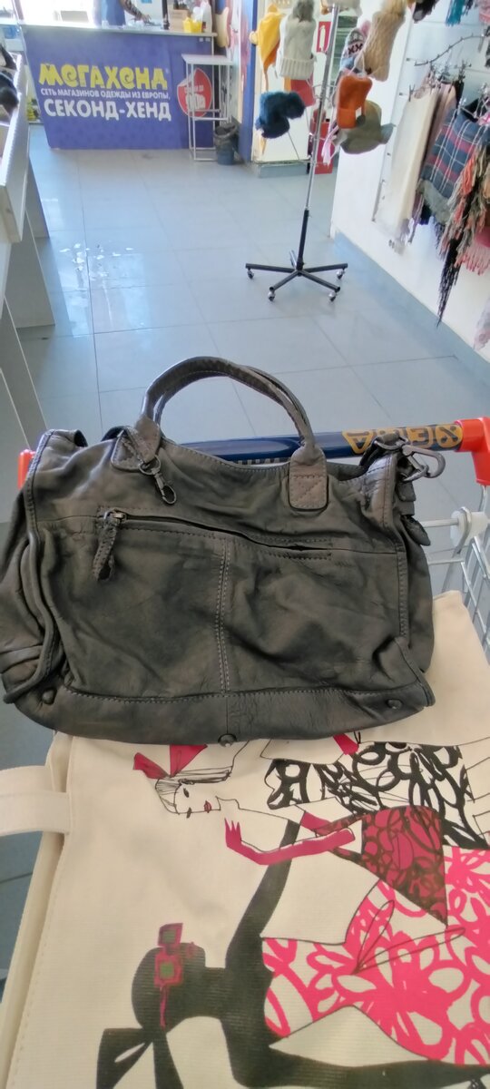 Кожаная сумка, правда немного мятая. Бренда не нашла. Такое впечатление, что hand made,  плечевой ремень на месте.цена 1700₽ . У меня аналогичная есть, поэтому осталась в магазине.