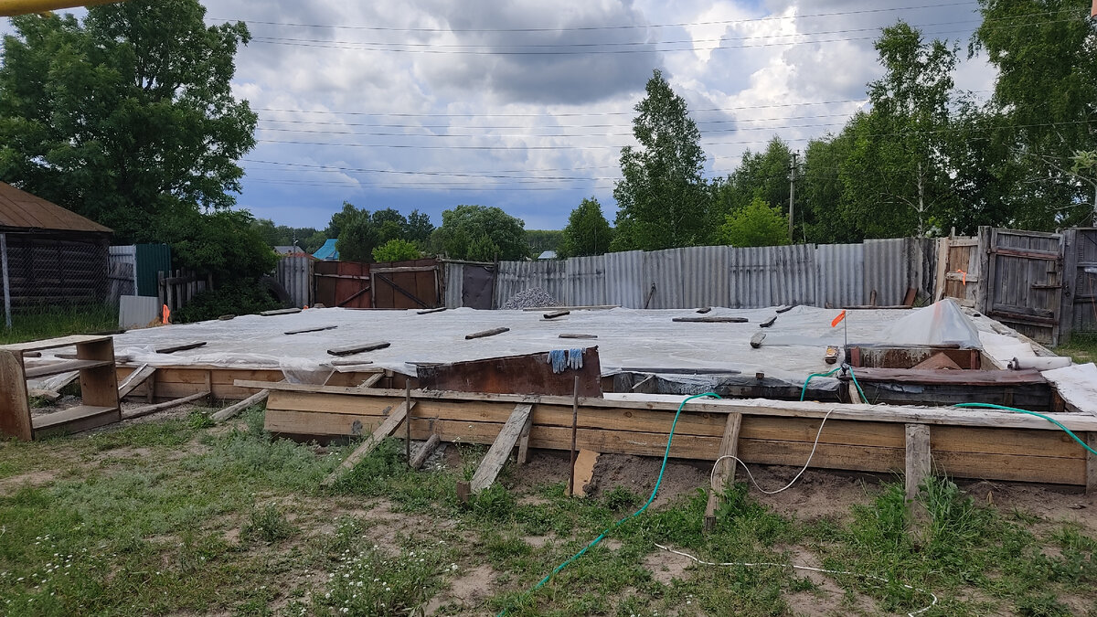 Листайте галерею. 15 июня. 8 дней после заливки бетона.