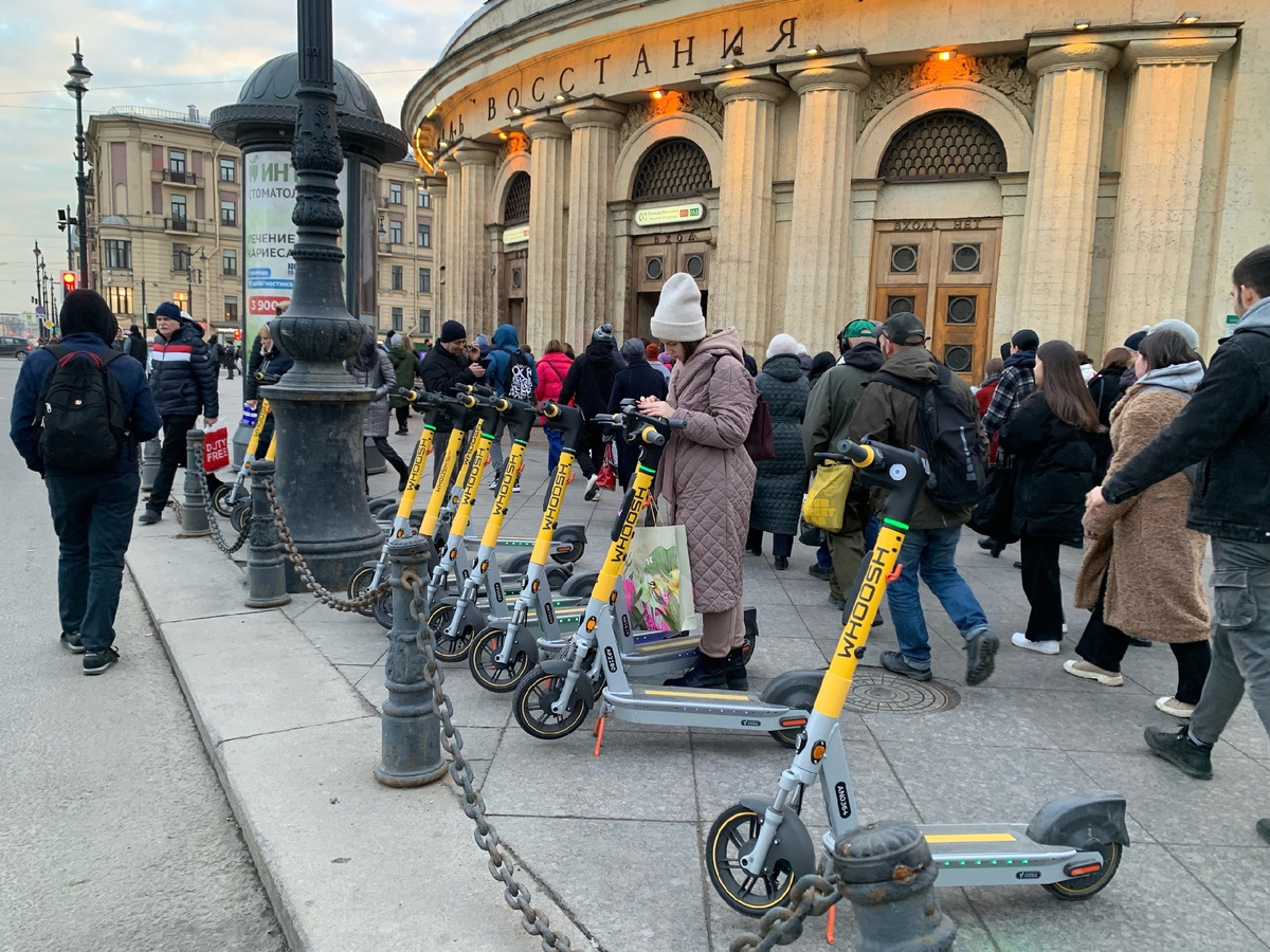 доставщик еды самокат. курьерский самокат. доставщик самокат. организация самокат. курьерский самокат.
