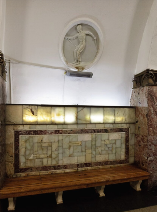 Вид одного из медальонов на станции метро "Динамо" Московского метрополитена. Источник: https://www.metrowalks.com/ru. Листайте галерею вправо.