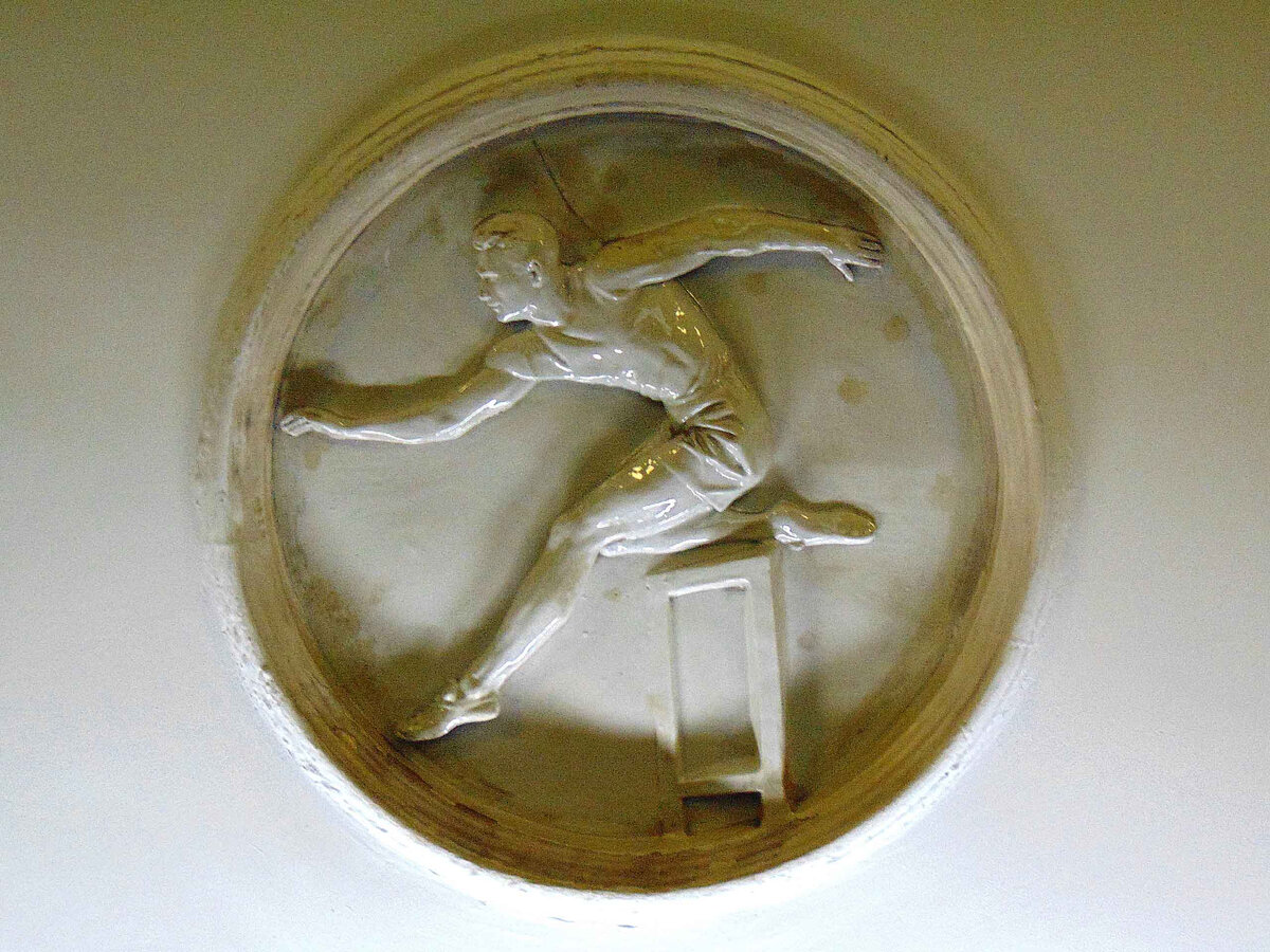 Медальон "БЕГ С ПРЕПЯТСТВИЯМИ" станции метро "Динамо" Московского метрополитена. Источник фото: leonovvaleri.livejournal.com. 