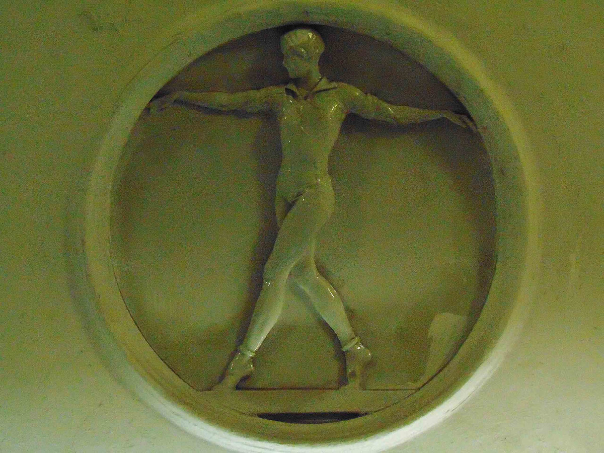 Медальон "ГИМНАСТКА НА БРЕВНЕ" станции метро "Динамо" Московского метрополитена. Источник фото: leonovvaleri.livejournal.com. 