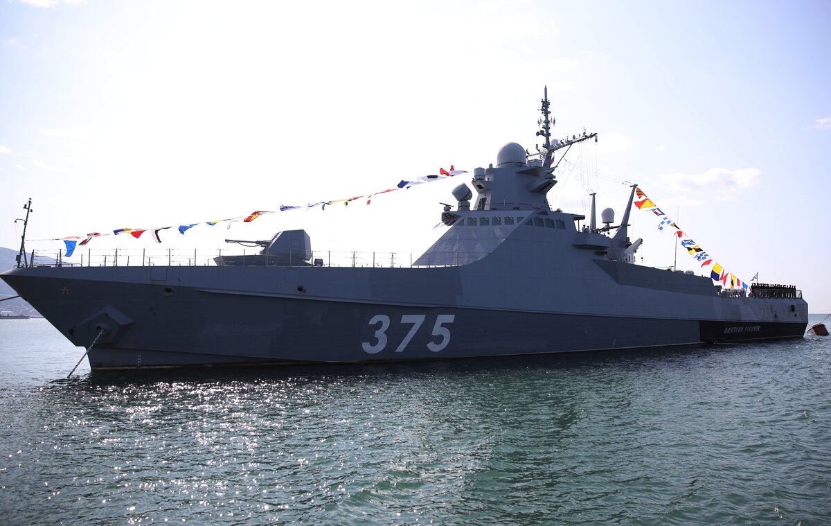     Патрульный корабль проекта 22160 во время празднования Дня ВМФ в Цемесской бухте в Новороссийске / РИА Новости / Виталий Тимкив
