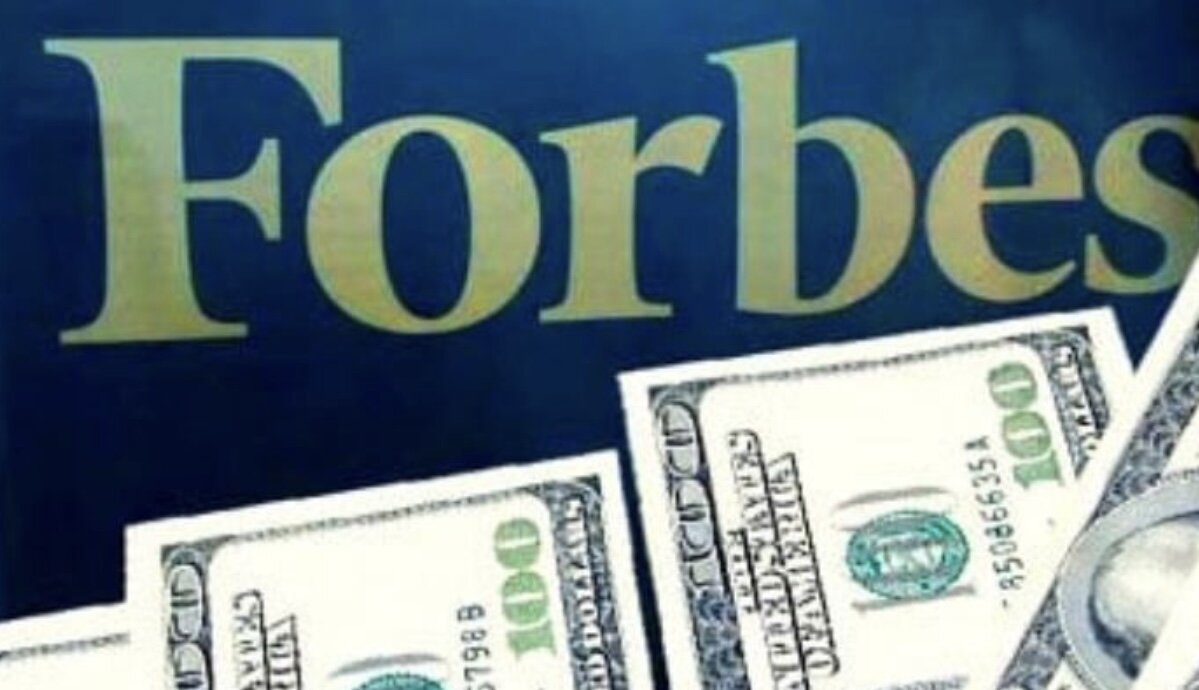 Всемирно известный деловой журнал Forbes был основан в начале XX века в «самом газетном городе мира» Нью-Йорке шотландским эмигрантом Берти Чарльзом Форбсом. 

За 37 лет Форбс создал глянец, приносящий сотню тысяч чистой прибыли в год, его экстравагантный сын превратил издание в целую империю, а внук основателя сделал Forbes узнаваемым брендом во всем мире. 

Первый номер стоимостью 15 центов за экземпляр вышел  15 сентября 1917 года. 
Ранний Forbes был написан в значительной степени самим Берти Форбсом и предлагал довольно оригинальную для своего времени комбинацию контента.

Фишкой журнала стало составление своеобразных портфолио американской бизнес-элиты в каждом выпуске, раскрытие рынка и цифр через живые истории позже ставших легендарными личностей. 
Кроме этого, на страницах Forbes печаталась аналитика бизнес-тенденций и экономической обстановки в Штатах, едкие журналистские расследования коррупционных нарушений и других махинаций крупных предприятий. 

В 1918 году Forbes опубликовал первый рейтинг самых влиятельных людей Америки, в который Берти Форбс включил 30 бизнесменов: возглавил топ к тому моменту уже «вышедший на пенсию» первый в истории миллиардер Джон Дэвисон Рокфеллер с состоянием в $1,2 млрд.

А сегодня в лидерах рейтинга самых богатых миллиардеров мира новичок — в этом году на первом месте президент и CEO группы компаний Louis Vuitton Moët Hennessy Бернар Арно, он обошел Илона Маска и Джеффа Безоса.
Состояние господина Арно оценивается в $211,8 млрд.

Илон Маск - состояние: $180 млрд. Джефф Безос - состояние: $114 млрд.

И впервые за всю историю рейтинга Forbes в список богатейших людей мира вошло самое большое число россиян - 125 российских миллиардеров — на 15 человек больше, чем в прошлом году.

Совокупное состояние российских миллиардеров за 2023 год увеличилось до $576,8 млрд, что на 14% больше прошлогодних показателей. 

Российский список впервые возглавил совладелец и экс-президент ЛУКОЙЛа (MOEX: LKOH) Вагит Алекперов. Его состояние за год увеличилось с $20,5 млрд до $28,6 млрд.

Несомненно, все - талантливые люди. 