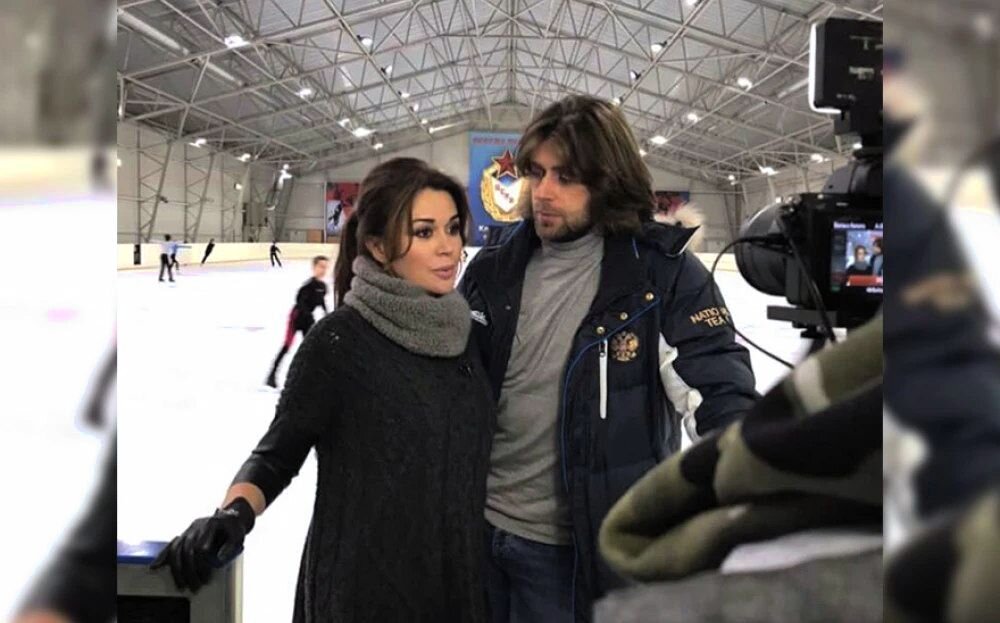Пётр учил Анастасию кататься на коньках.