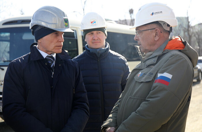Фото: правительство Приморского края. Олег Кожемяко проинспектировал социальные стройки
