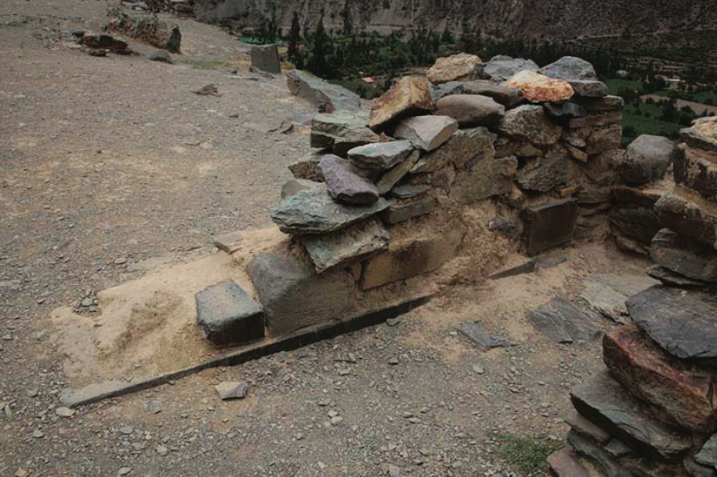 Инкская кладка на остатках древней стены. Изображение взято из книги А. Ю. Склярова «Перу и Боливия задолго до инков», издательство ВЕЧЕ, 2011