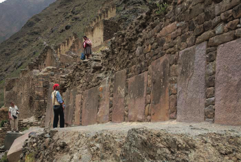 Западная сторона платформы Храма Солнца. Изображение взято из книги А. Ю. Склярова «Перу и Боливия задолго до инков», издательство ВЕЧЕ, 2011