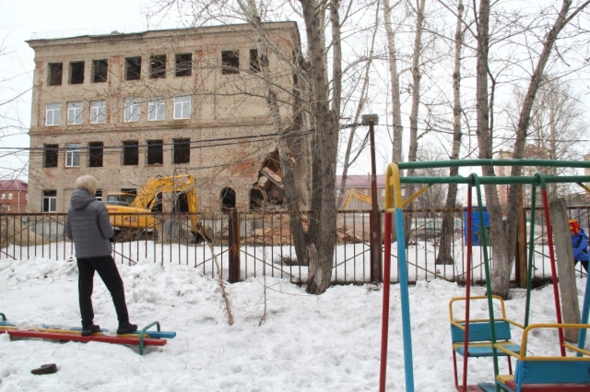    Зданию больше полувека, и строилось оно хозспособом.