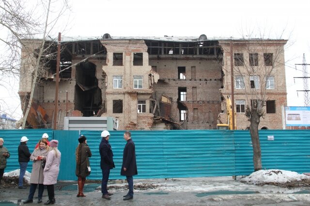    Сейчас стены здания приходится сносить. Фото: Администрация города Омска/ Владимир Казионов