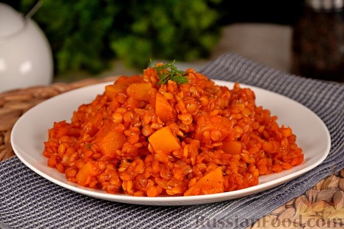 чечевица красная, тыква, лук репчатый, чеснок, томатная паста, соль, перец чёрный молотый, перец красный молотый, имбирь молотый, масло растительное